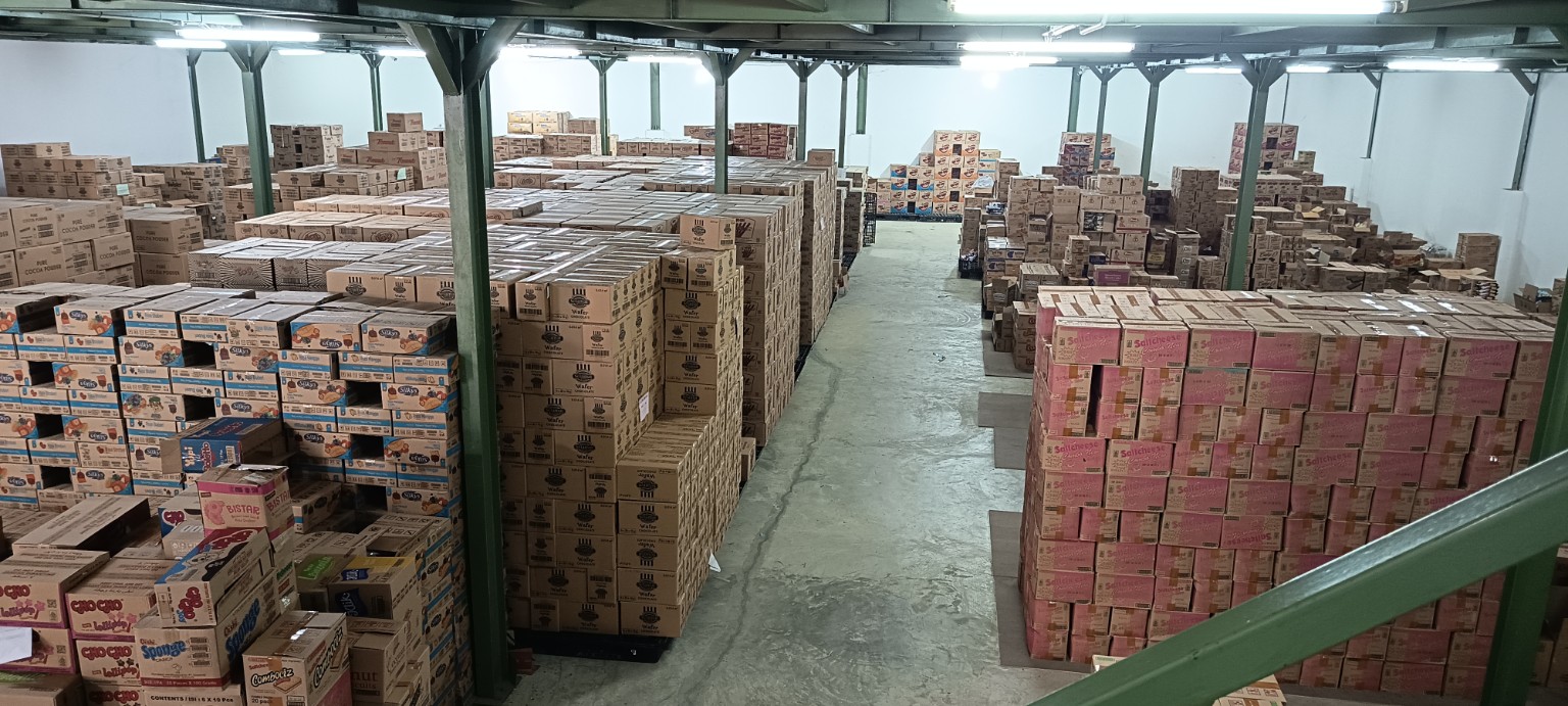 Stok snack, minuman, dan consumer goods yang tertata rapi di gudang distribusi TSP Group Padang